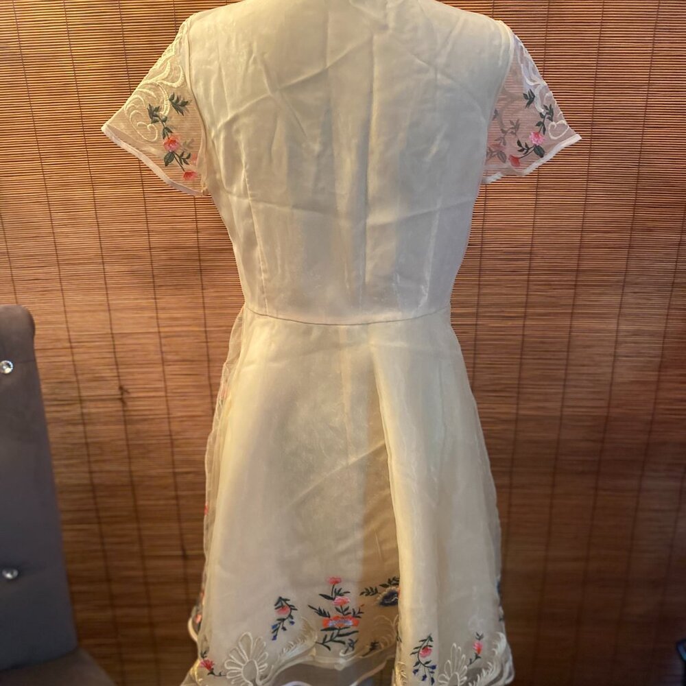 Chicwish Stunning Floral Fully Embroidered Side Zip Dress Size S PTP 18" EUC - Picture 5 of 12